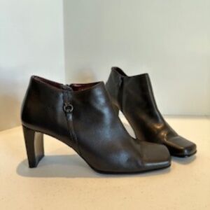 Bandolino - 8.5 - Black Leather Booties w/ stacked wide 3" high heel